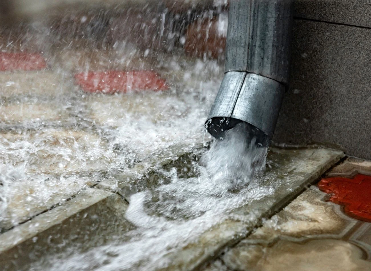 Roczny opad w Polsce wynosi około 187,6 miliarda metrów sześciennych, co średnio daje 600 mm deszczu na każdy metr kwadratowy.