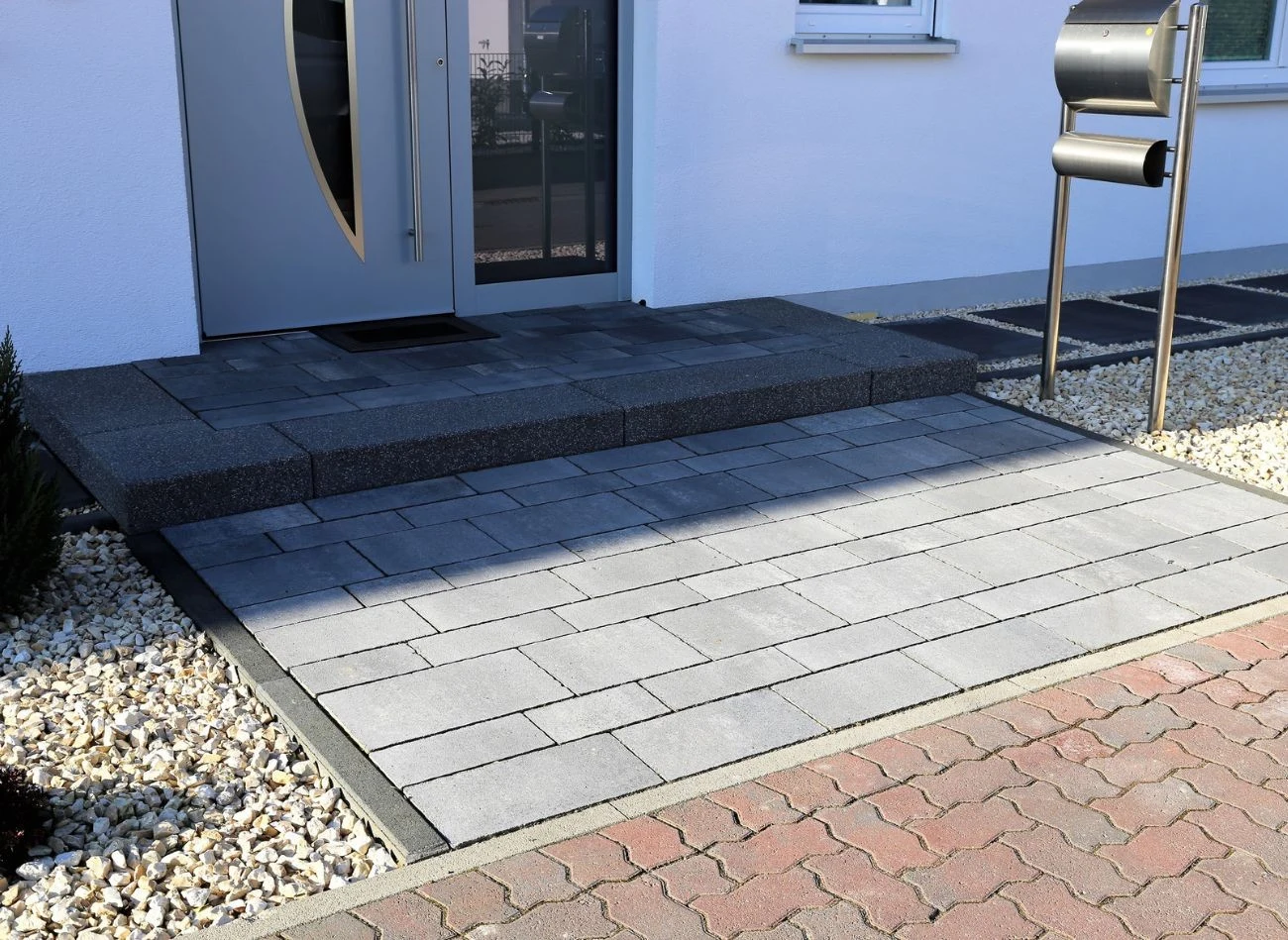 Od marca podatek od deszczówki będą musieli płacić także właścicieli nieruchomości, na których zabudowana lub utwardzona powierzchnia wynosi co najmniej 600 mkw. i stanowi co najmniej 50 proc. całkowitej powierzchni działki.