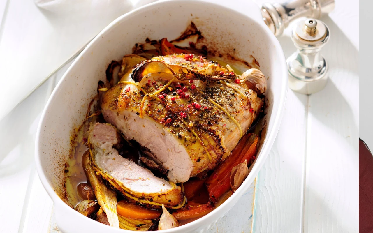 Schab pieczony po polsku – przepis na soczyste mięso z sosem cydrowo-jabłkowym