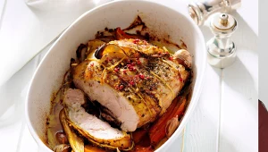 Schab pieczony po polsku – przepis na soczyste mięso z sosem cydrowo-jabłkowym