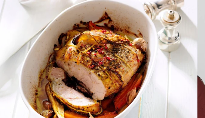 Schab pieczony po polsku – przepis na soczyste mięso z sosem cydrowo-jabłkowym