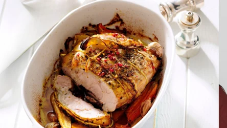 Schab pieczony po polsku – przepis na soczyste mięso z sosem cydrowo-jabłkowym