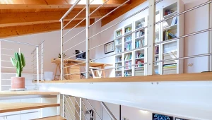 Antresola ma wady i zalety, ale przy pomysłowej aranżacji może stać się największą dekoracją domu lub mieszkania, a przy tym jakże funkcjonalną.