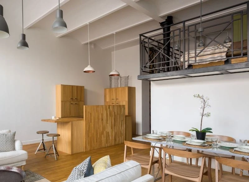 Antresola w domu pozwala przenieść niektóre strefy wyżej, oczyszczając i otwierając przestrzeń na dole