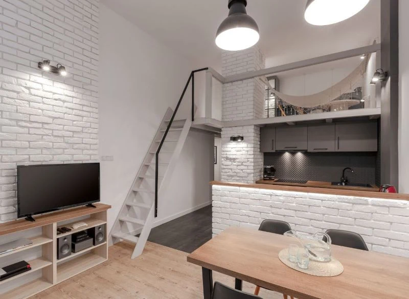 Antresola w małym mieszkaniu to sposób na wykorzystanie pustych ścian i zagospodarowanie miejsca aż pod sufit