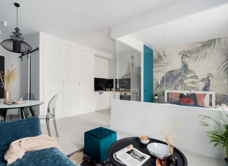 Stylowe wykończenie małego wnętrza ze ścianką dzielącą w formie pół na pół z aktywnym szkłem, co optycznie powiększa przestrzeń