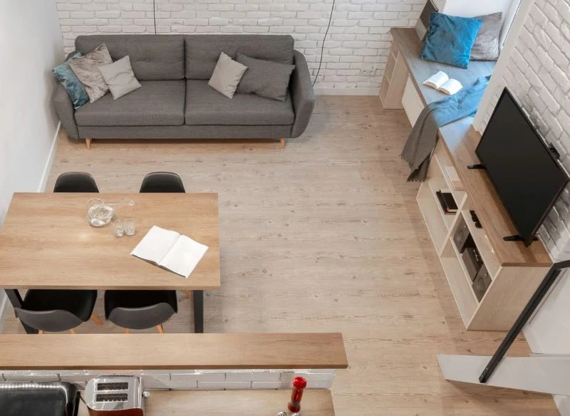 Małe mieszkanie powinno być zorganizowane tak, by meble nie przytłaczały wnętrza, a rozwiązania takie jak np