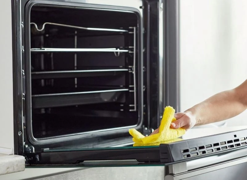 Przygotowywanie potraw w czystym piekarniku jest znacznie przyjemniejsze