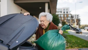Kto jest zwolniony z opłat za śmieci? Komu przysługują ulgi za  ich wywóz?