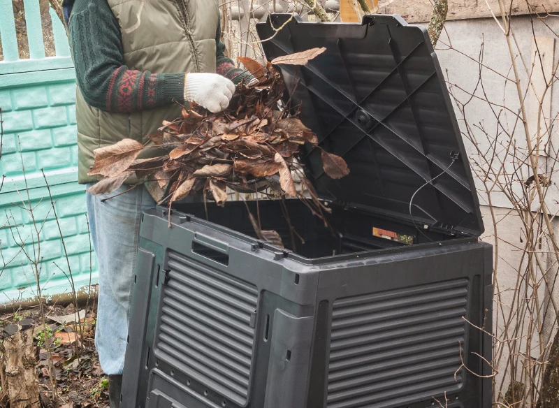 Zanim urzędnicy skontrolują twoją działkę, sprawdź, czy kompostownik jest umiejscowiony zgodnie z przepisami oraz, czy na pewno składujesz w nim od...