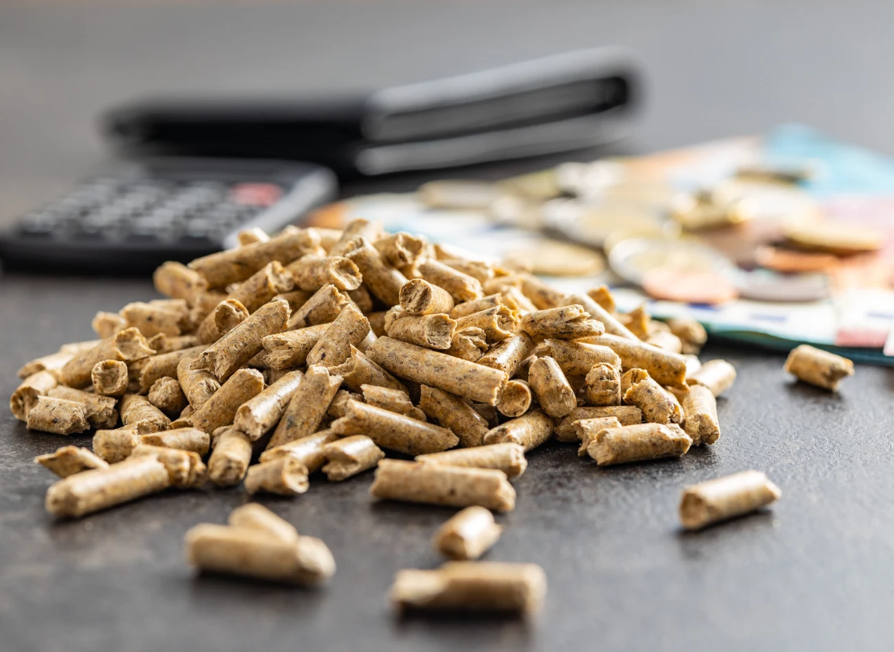 Wiosna i lato to najlepszy czas na kupowanie pelletu. Ceny idą mocno w dół.