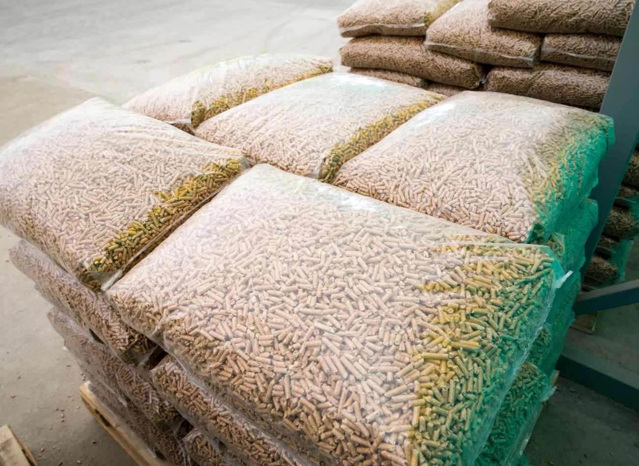 Optymalnym rozwiązaniem jest składowanie pelletu w suchych, dobrze wentylowanych piwnicach lub specjalnie przystosowanych pomieszczeniach magazynowych.