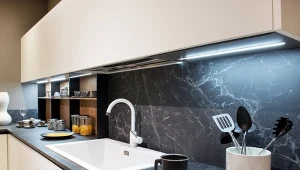 Kolorowy marmur, wnętrzarski hit 2025 roku, genialnie prezentuje się na podłodze. Ale to nie jedyne miejsce, gdzie można go położyć.