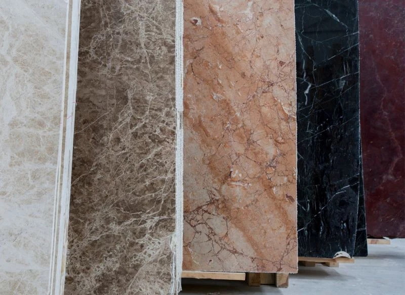 Kolorowy marmur od kremowej bieli, przez brązy, róże, granaty i czerwienie nadaje się do rozmaitego wykorzystania we wnętrzach klasycznych, jak i b...