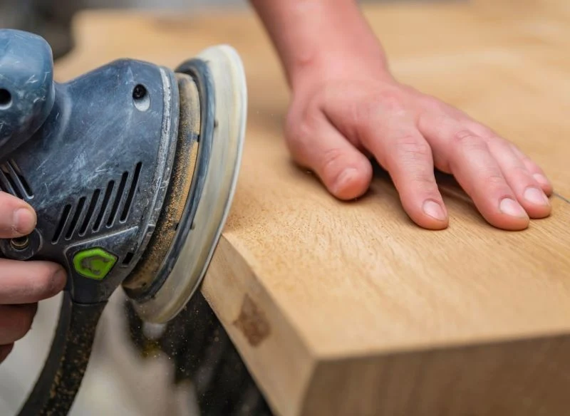 Usuwanie sinizny powierzchniowej z drewna wymaga dokładnego przeszlifowania