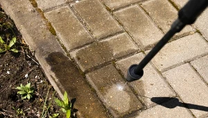 Zastanawiasz się, jak wyczyścić kostkę brukową po zimie? Poznaj niezawodny sposób.