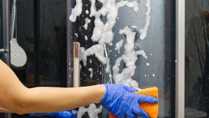 Ekologiczny środek do mycia kabiny prysznicowej. Usuwa nawet stare zacieki z kamienia i mydła