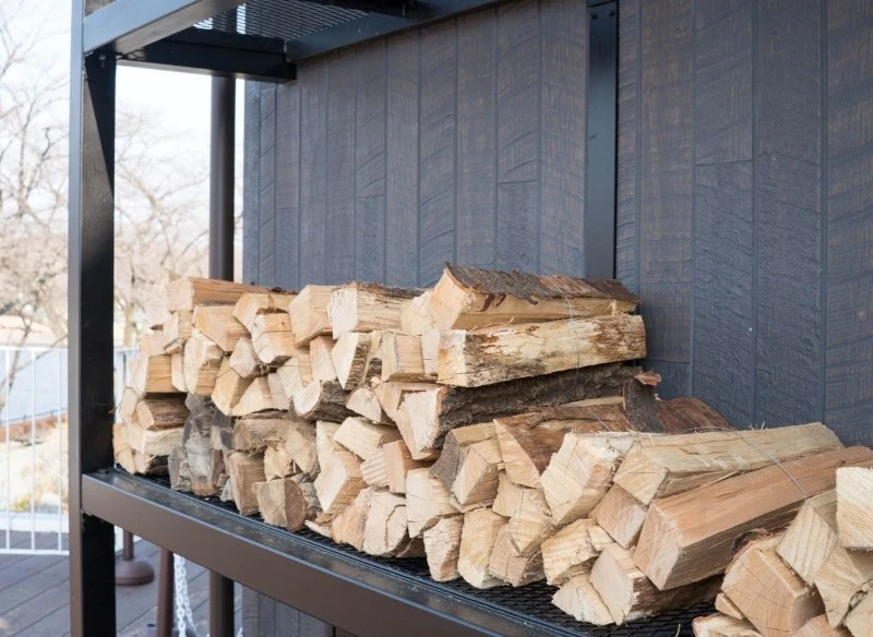 Jarzębina ma stosunkowo wysoką gęstość, co przekłada się na dobrą wartość opałową