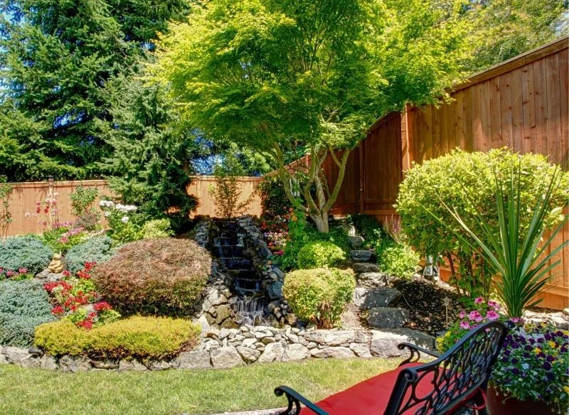 Śródziemnomorski klimat w ogrodzie uzyskasz, łącząc ze sobą rośliny zielona i kwitnące