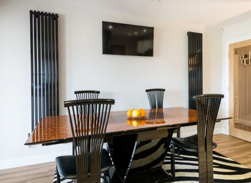 Przeniesienie jednego stylu z grzejników na meble i odwrotnie tworzy ciekawe wrażenie spójnego i niezwykle modnego wykończenia wnętrza