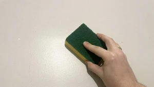 Mało znany sposób na usuwanie tłustych plam w kuchni. Będzie potrzebna gąbka do naczyń