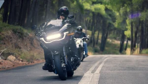 Motocykliści mają sporo uniwersalnych gestów, którymi mogą się porozumiewać. Czy wiesz co oznaczają?