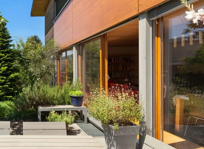 Latem otwieranie okien na oścież poprawia cyrkulację powietrza we wnętrzach