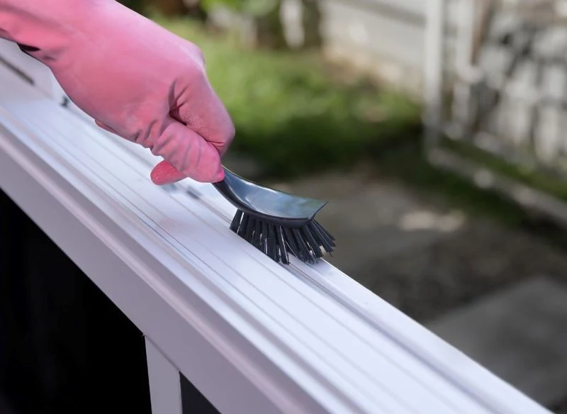 Czyszczenie białych ram okiennych wymaga dobrego środka, który nie pozostawi plam