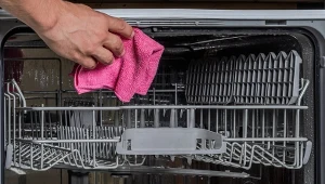Urządzenia kuchenne wykorzystywane codziennie wymagają regularnego mycia i konserwacji. Jak często trzeba czyścić zmywarkę?