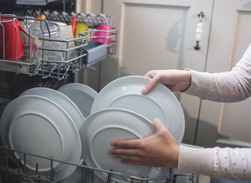 Czysta zmywarka lepiej domywa naczynia - są lśniące i pachną