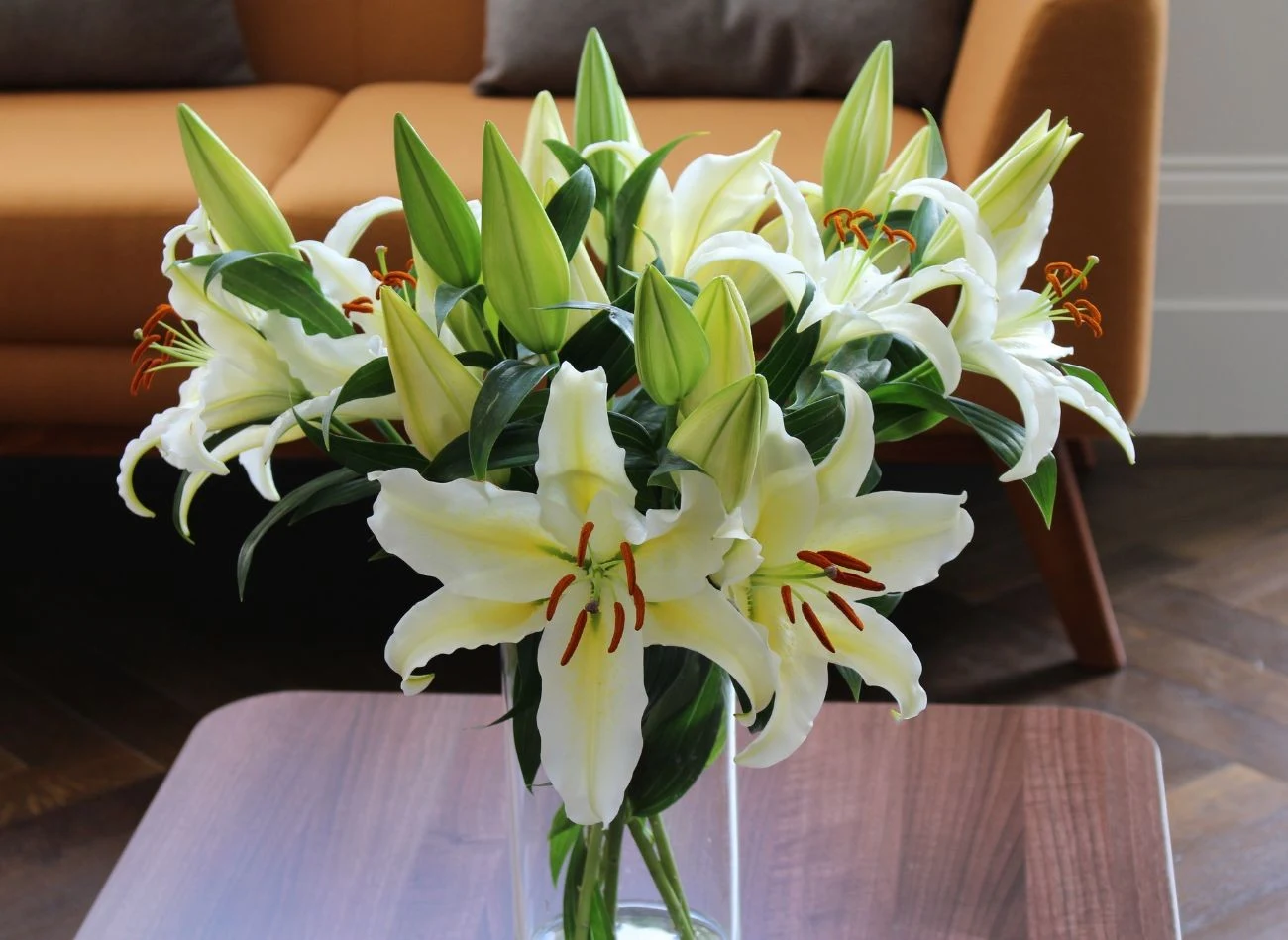 Lilie to kwiaty, które przy odpowiedniej pielęgnacji postoją w wazonie nawet 10 dni