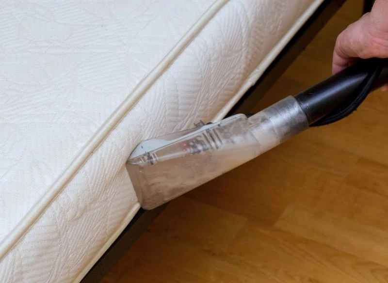 Regularne odkurzanie materaca sprawia, że jest on czystszy, odświeżony i nie kumulują się w nim potencjalnie szkodliwe alergeny