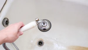 Jak zapobiegać powstawaniu zacieków w wannie? Najważniejsze jest regularne mycie powierzchni po kąpieli z resztek kosmetyków.