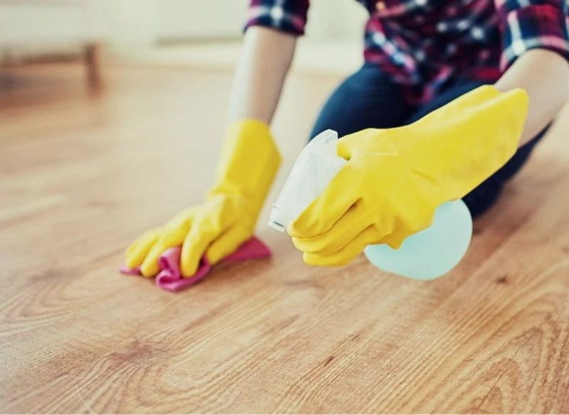 Przygotuj domowy płyn w butelce z atomizerem, w ten sposób wyczyścisz punktowe zabrudzenia szybko i skutecznie, bez konieczności mycia całej podłogi