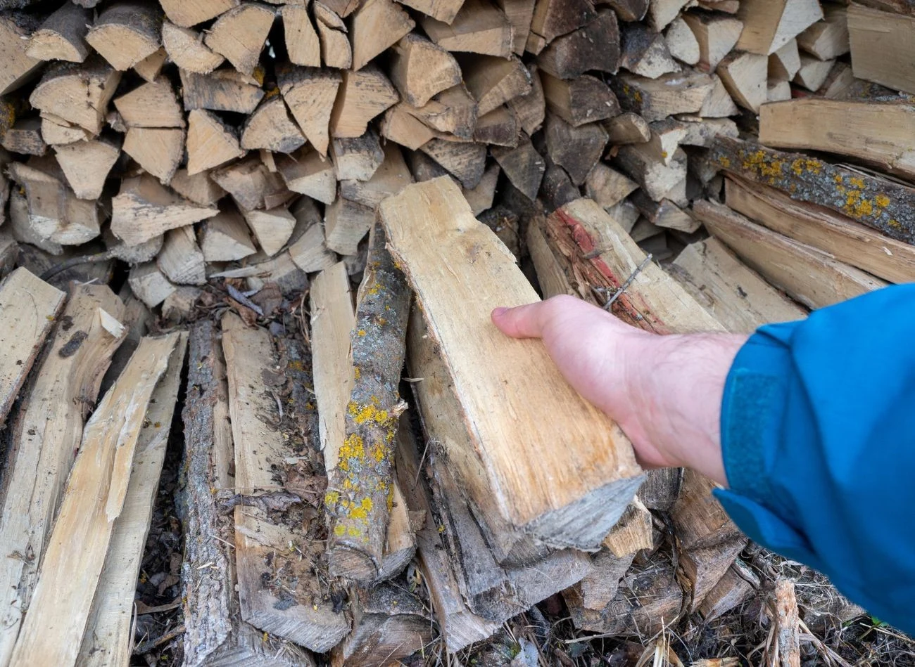 Na ilość wydzielanego dymu podczas spalania wpływają m.in. wilgotność i gęstość drewna.