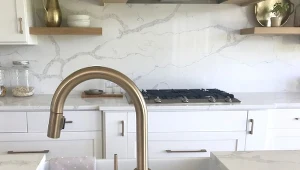 Nowocześnie wykończona kuchnia w bieli z dodatkiem marmuru i drewna jest modna, jasna i bardzo funkcjonalna. Jaki marmur nadaje się do kuchni?