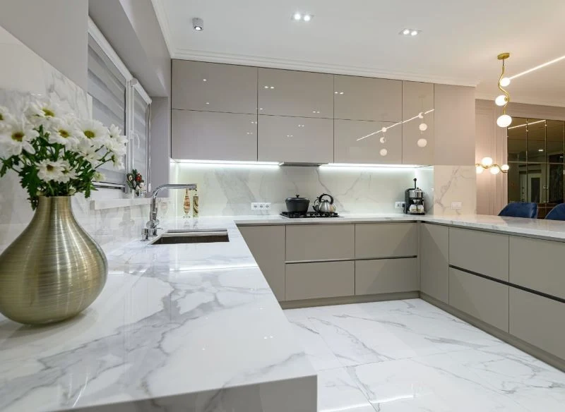 Aranżacje z białym marmurem wyglądają bardzo efektownie