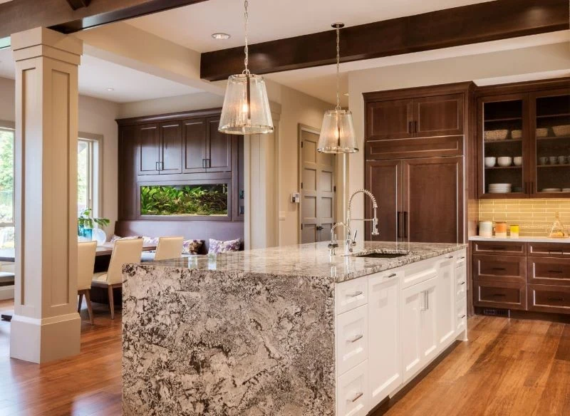 Klastyczne połączenie barwnego marmuru z naturalnymi kolorami drewna i amerykańską stylistyką mebli kuchennych