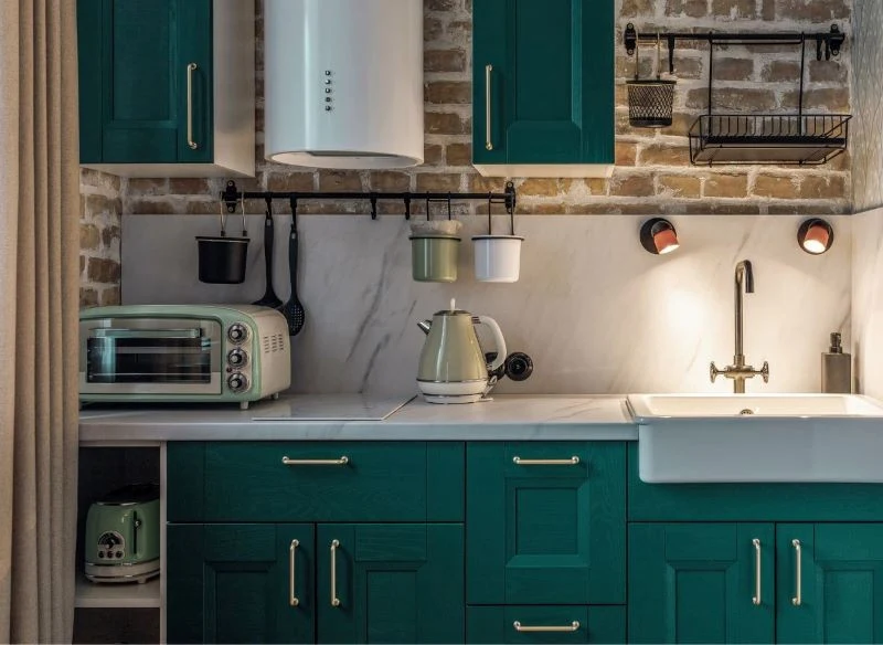 W projekcie niewielkiej kuchni za pomocą wielu materiałów można ciekawie łączyć style w formie modern-retro, tworząc wnętrze maksymalnie zindywidua...