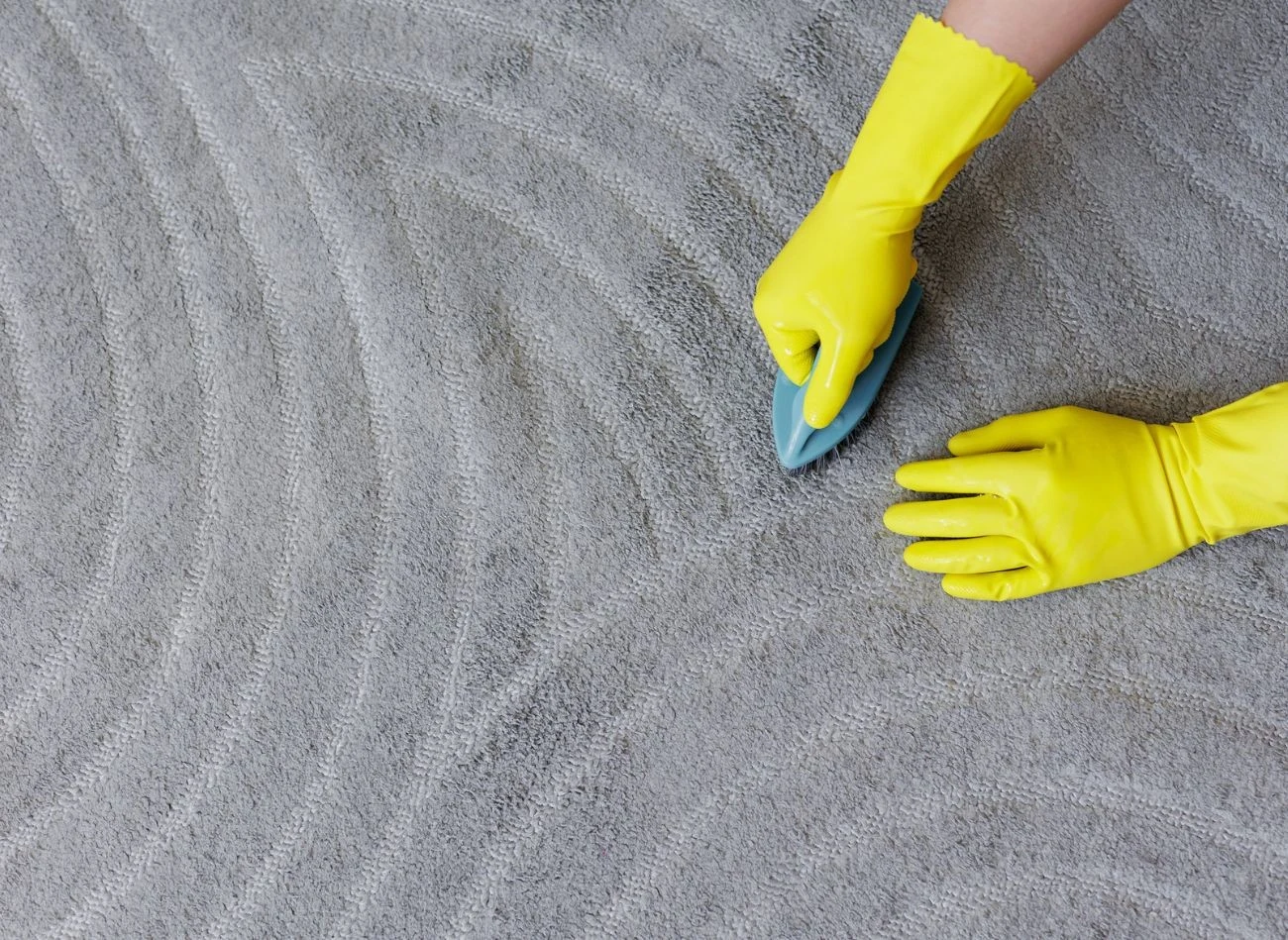 Czyszczenie odbywa się na sucho lub na mokro, w zależności od stopnia zabrudzenia dywanu.