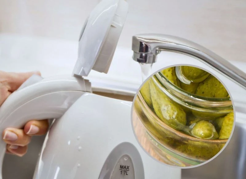 Nalej do czajnika odrobinę wody i uzupełnij do maksymalnej pojemności przelaną przez sitko zalewą ogórkową