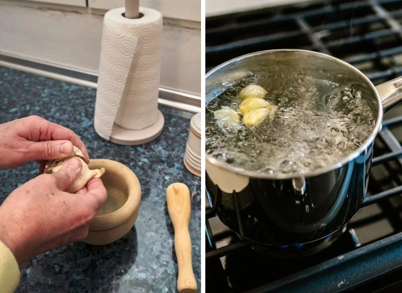 Zebrane obierki dorzuć do gotujących się czosnkowych główek lub przygotuj wywar z samych łupin