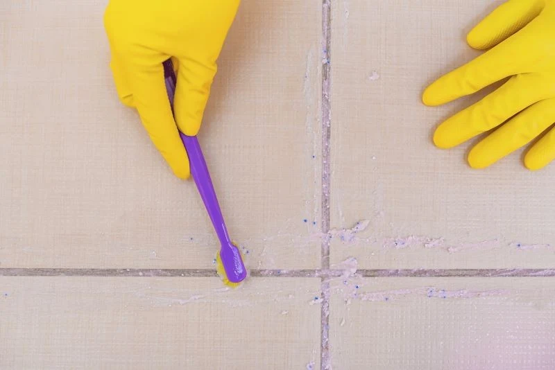 Domowa pasta do czyszczenia fug upora się nawet z pleśnią