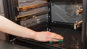 Najlepsze sposoby na czyszczenie piekarnika bez wysiłku. Rozpuszczą nawet zaschnięty tłuszcz