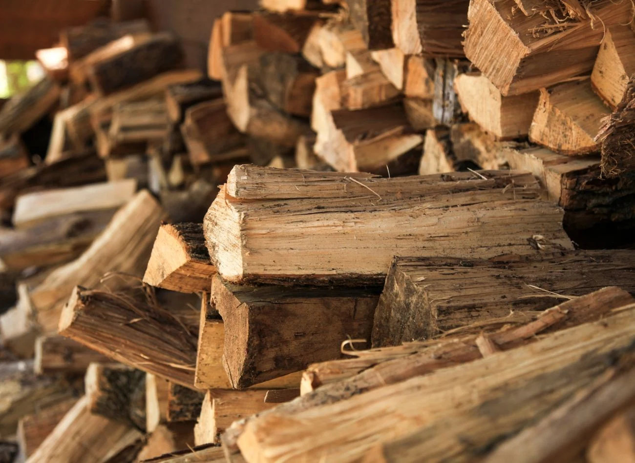 Drewno wymaga znacznie większej przestrzeni magazynowej oraz długiego procesu sezonowania.