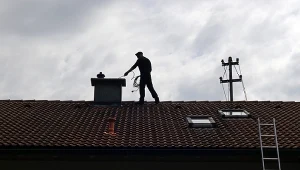 Podczas palenia osadza się smoła i sadza w kominie. Przyczyny są różne, a regularne czyszczenie i konserwacja komina to obowiązek użytkownika. Jak czyścić komin samodzielnie, kiedy wzywać kominiarza?