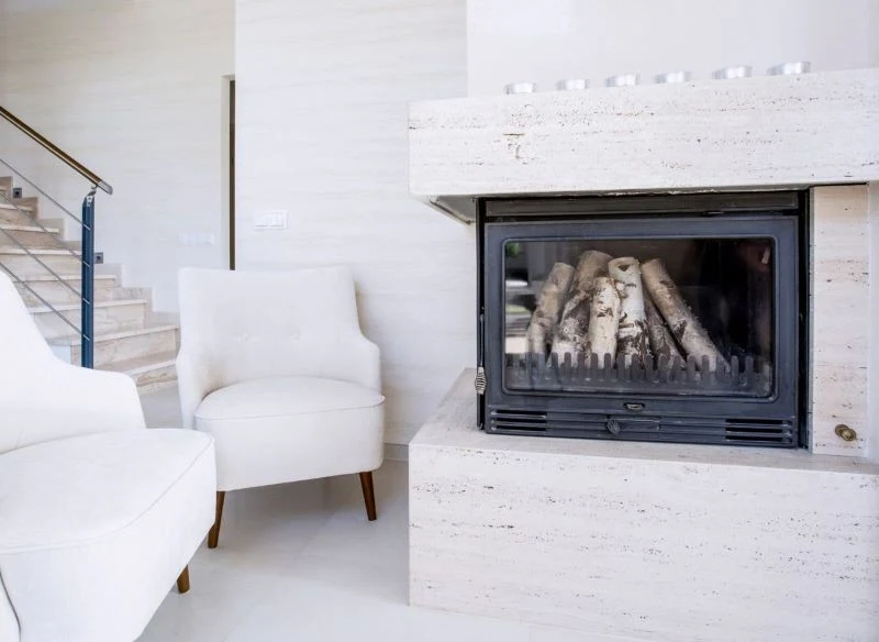 Czyszczenie osadów z sadzy w kominie to wymagające zadanie, dlatego najlepszą metodą jest zapobieganie ich powstawaniu