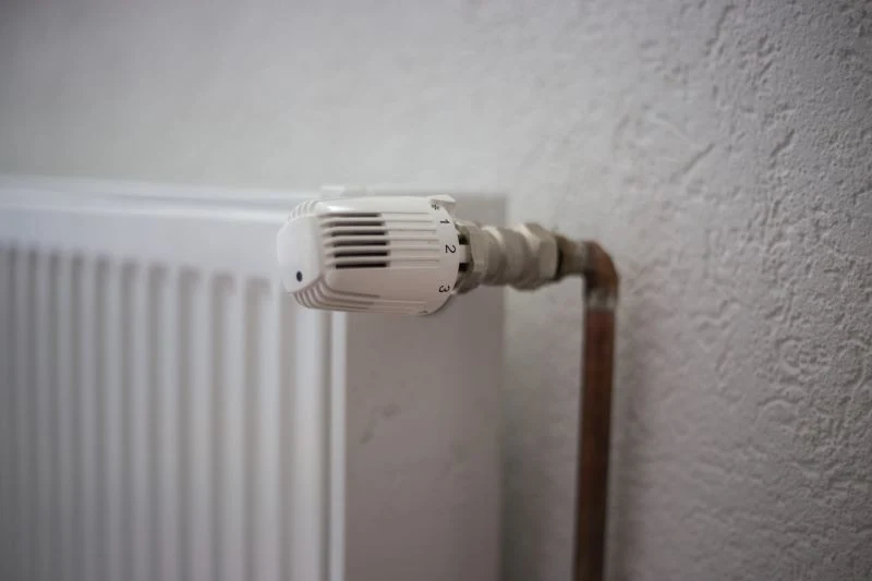 Zanim otworzymy okno zimą, skręćmy ogrzewanie