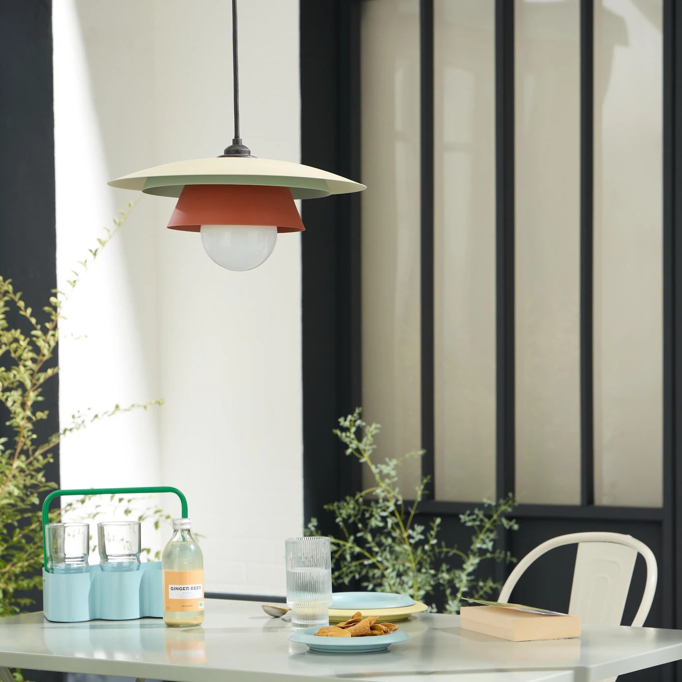 Ciepłe światło klasycznych lamp wiszących tworzy przyjemny klimat w kuchennym wnętrzu