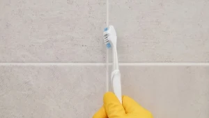 Sposób na tłuste i zabrudzone fugi w kuchni. Nie potrzebujesz do tego detergentów